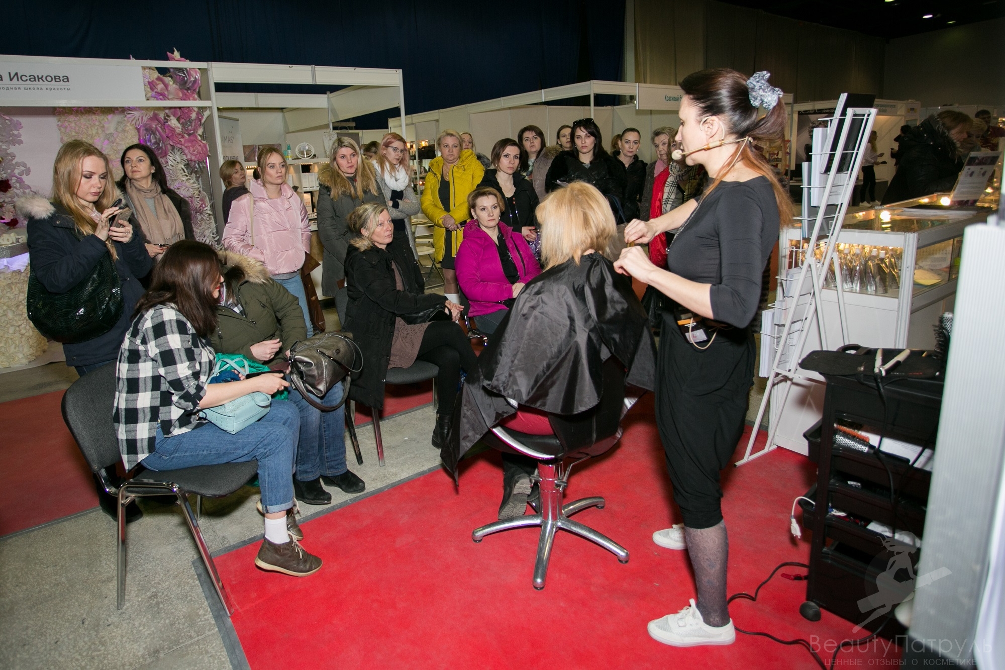Заинтересованные посетители мастер-классов по парикмахерскому искусству на выставке Серебристый Ландыш 2018